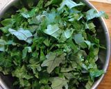 A picture of step 1 of Kale and Eggs with Tarragon.