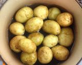 A picture of step 1 of Braised New Potatoes.