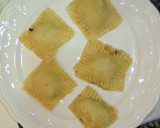 Foto del paso 7 de la receta: Raviolis de setas calabaza y nueces con salsa de puerros y chile