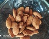 A picture of step 1 of Dry fruit milk shake.