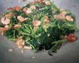 Foto langkah ke 2 dari resep 96. Tumis kangkung udang klotok.
