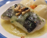 Foto del paso 9 de la receta: Merluza de pincho confitada al pil pil con patatitas y zanahorias hervidas