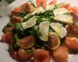 Foto del paso 3 de la receta: Cena sana: ensalada con higos, queso de cabra, rúcula, tomate y Vidalim