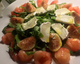 Foto del paso 3 de la receta: Cena sana: ensalada con higos, queso de cabra, rúcula, tomate y Vidalim