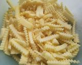 A picture of step 2 of Wavy potatoe chips/fries.