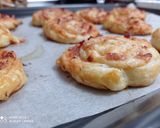Foto del paso 8 de la receta: Rollitos de hojaldre de bacon y queso