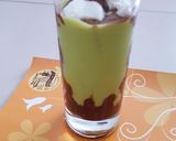 A picture of step 5 of Avocado shake topped with vanilla ice cream.