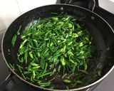 Hình bước làm 4 của món Tép xào bông hẹ