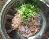 Hình bước làm 1 của món Bắp cải cuộn thịt bằm