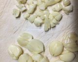 Hình bước làm 3 của món Gà xé cháy tỏi