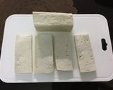 Hình bước làm 1 của món Cuốn đậu hũ kho gừng