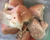 Hình bước làm 2 của món Chân giò hầm cải chua