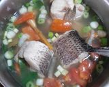 Foto langkah ke 4 dari resep Sup Asam Segar Ikan Gabus.