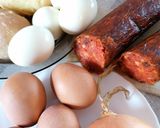 Rakott burgonya házi kolbászból, sajttal besütve recept fázis 2 fotója