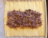 Foto del passaggio 4 della ricetta Strudel salato tonno e cipolle rosse