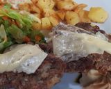 Foto del paso 7 de la receta: Clásicas hamburguesas con papas y ensalada