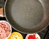 Hình bước làm 1 của món Thịt Heo Xào Lá Quế