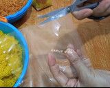 Foto langkah ke 7 dari resep Ketan Kuning Bumbu Serundeng Pedas Manis gurih.