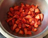 A picture of step 1 of Strawberry Shots (Erdbeer Limes).