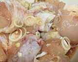 Hình bước làm 1 của món Gà kho hành tây