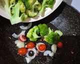 Foto langkah ke 4 dari resep Tumis Broccoli & Tomat Cherry.