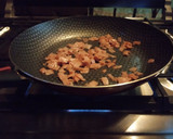Foto del paso 2 de la receta: Ensalada de espinacas con tocino