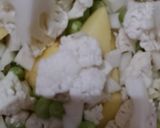 A picture of step 1 of Ghobhi aloo matar.