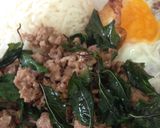 รูปขั้นตอนการทำที่ 10 ของ ผัดกะเพราหมู (pad ka praow) Stir fry pork with holy basil