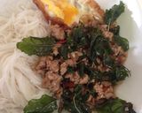รูปขั้นตอนการทำที่ 11 ของ ผัดกะเพราหมู (pad ka praow) Stir fry pork with holy basil