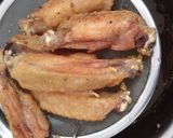 รูปขั้นตอนการทำที่ 3 ของ ปีกไก่ทอดเกลือ deep-fried chicken middle wings