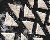 Foto del paso 3 de la receta: Bizcochitos sin manteca, sin aceite, sin huevo, con 2 ingredientes