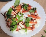 صورة لخطوة 1 من وصفة سلاطة الطماطم والموزاريلا 🍅🍅
