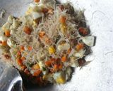 Foto langkah ke 4 dari resep Kriuzz Pastel isi Telur n Bihun.