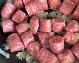 Foto del paso 1 de la receta: Longaniza con champiñones en salsa de vino