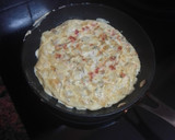 Foto del paso 4 de la receta: Tortilla de papas con cebolla, chorizo y perejil