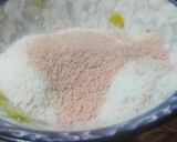 صورة لخطوة 5 من وصفة بعجينة واحدة عملت 5 حلويات الثالث (حلوة نوادكوكو بذوق الفراولة)