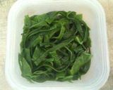 A picture of step 1 of Salmon and Wakame Stem Salad.