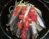 A picture of step 2 of Pan-fried Sardines with Tomato and Onion.