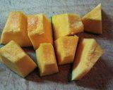 A picture of step 1 of Steamed Kabocha Squash (Kabocha-ni).