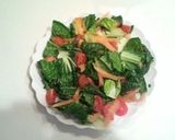 A picture of step 1 of Green Salad with Walnuts.