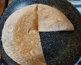 Pas rețetă Foi tortilla cu caș afumat, salam, roșii și salată 2 fotografie
