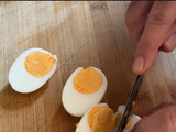 Huevos rellenos de setas con bechamel