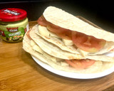 Foto del paso 3 de la receta: Quesadillas con camarones y tomate 🧀🍤🍅