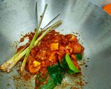 Foto langkah ke 3 dari resep Oseng usus ayam pedas.