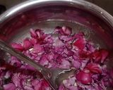 देसी लाल गुलाब का पन्ना (शरबत) रेसिपी चरण 3 फोटो