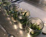 Une image de l'étape 7 de Conserves de piments verts aux tomates, ail et herbes aromatiques.