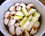 Hình bước làm 2 của món 🌱 Canh Nấm Bí Xanh Chay (Vegan)
