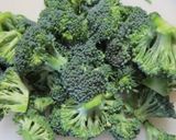 A picture of step 1 of Broccoli Christmas Tree and Wreath.