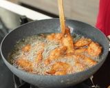 Foto langkah ke 3 dari resep Sayap Ayam Goreng dengan Oseng Bawang Devina Hermawan.