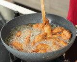 Foto langkah ke 3 dari resep Sayap Ayam Goreng dengan Oseng Bawang Devina Hermawan.